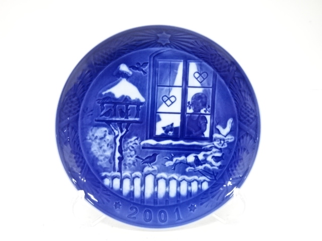 ROYAL COPENHAGEN / YEAR PLATE 2001 / WATCHING THE BIRDS